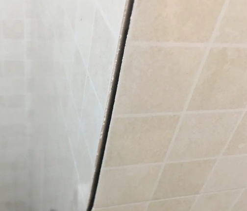 泰山瓷砖空鼓维修公司分享阳台瓷砖脱落的修复过程可以分为以下几个步骤