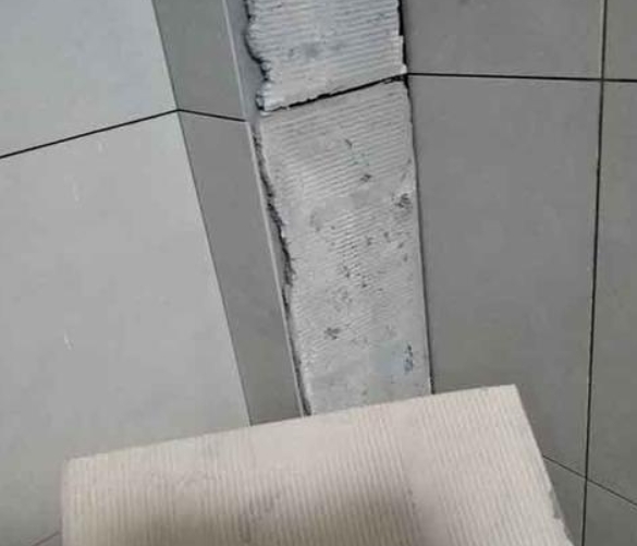 泰山瓷砖空鼓维修公司分享下厨房瓷砖脱落的补救措施。